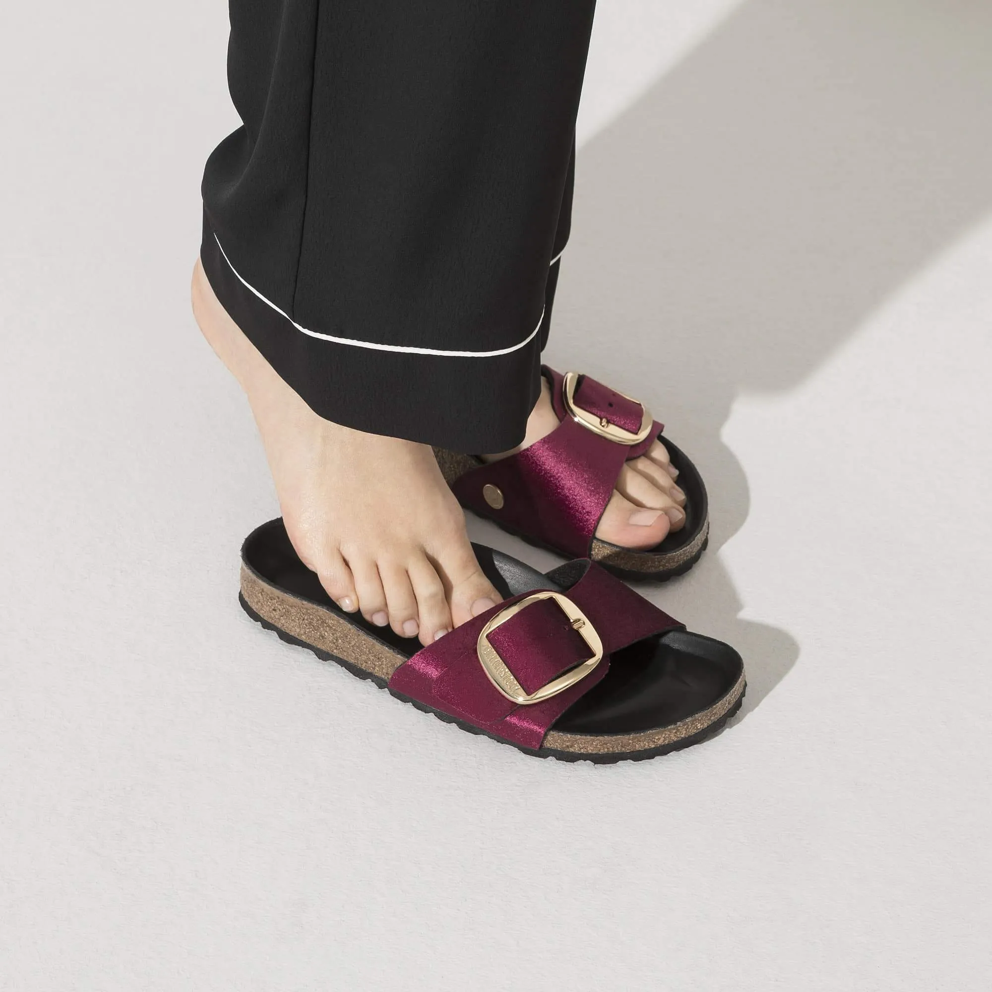 Madrid Big Buckle Rivet Logo Velvet