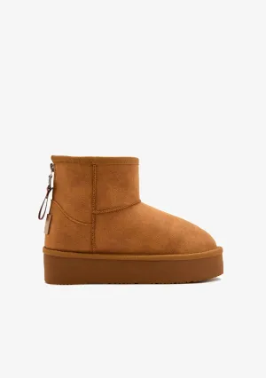 Tan Zipper Australian Boots B&W